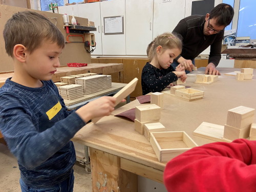Die Kids werkeln hochkonzentriert Die Kids werkeln hochkonzentriert