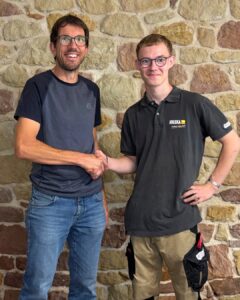 Geschäftsführer Daniel Rieder begrüßt Benjamin Koch im Team