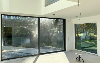 XXL Ausblick in den Garten: Ganzglas-Schiebetür für Neubau in Luxemburg