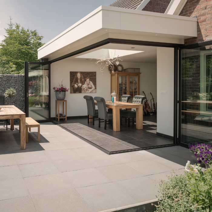 solarlux-glas-faltwand-person1 wegfaltbare Ecke