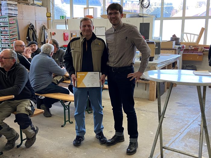 Günther Langner - seit 35 Jahren tätig als Produktionsmitarbeiter im Bereich Fensterbau Günther Langner - seit 35 Jahren tätig als Produktionsmitarbeiter im Bereich Fensterbau