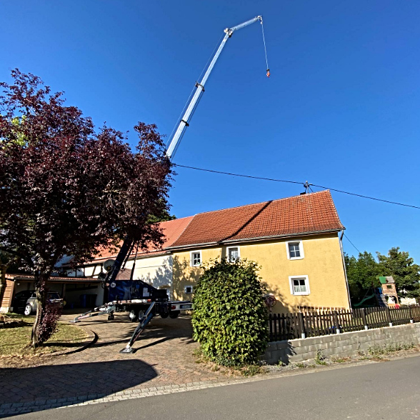 Montagekran im täglichen Einsatz Montagekran im täglichen Einsatz