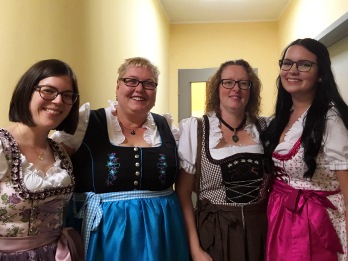 Büro-Damen im Dirndl