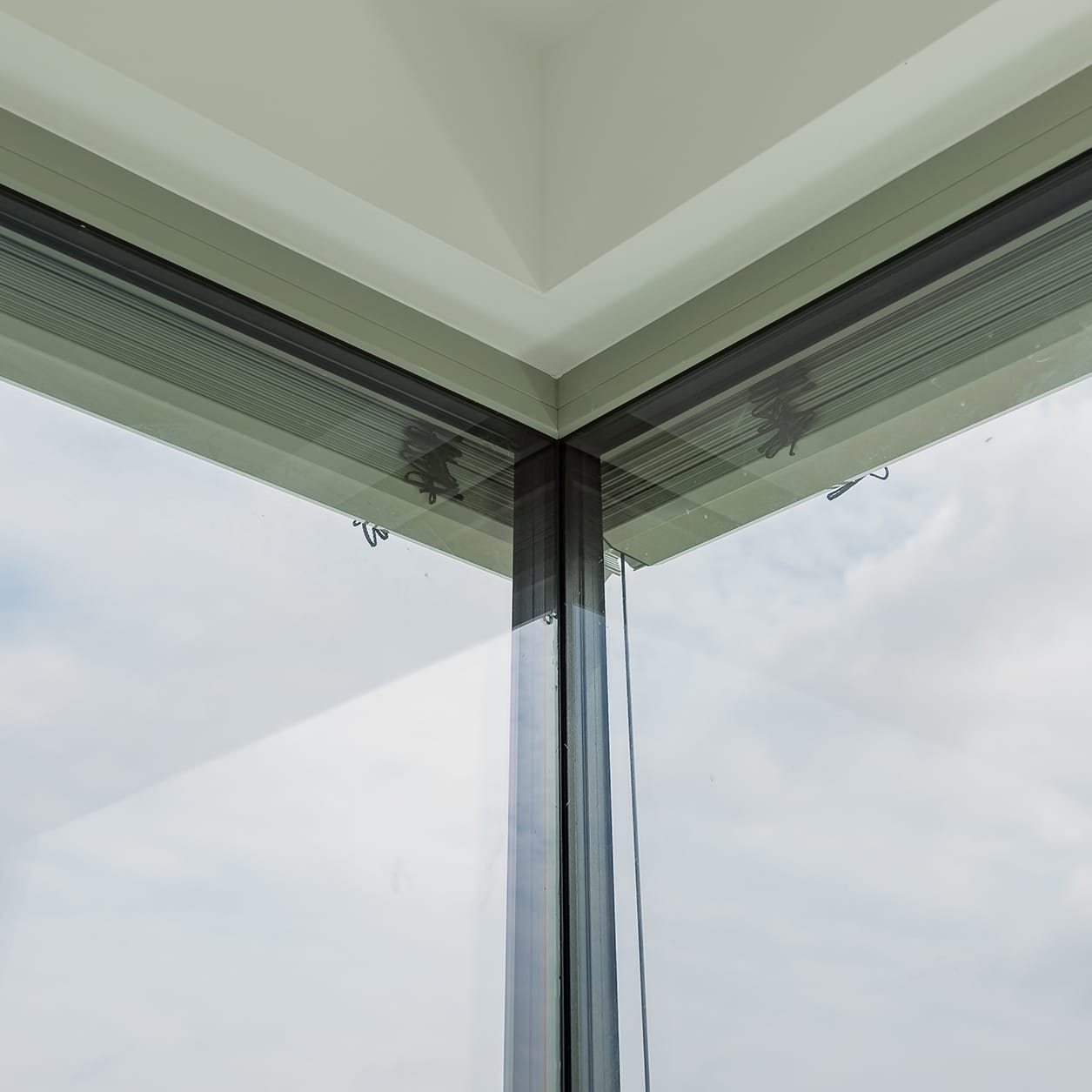 Ref2_Ganzglasecke Woodline Glasfaltwand über Eck