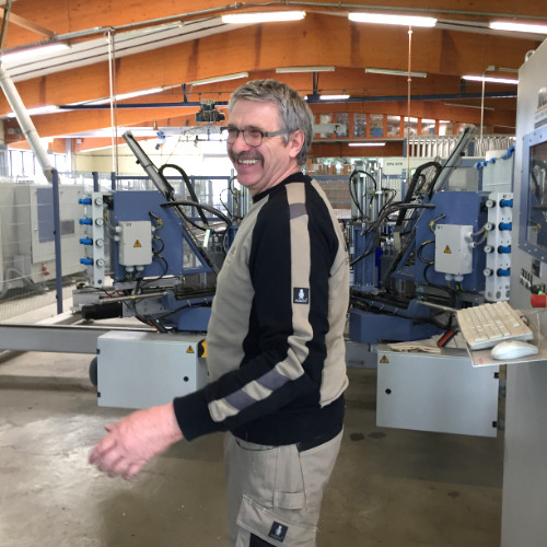 Produktionsmitarbeiter beim Verschweißen Produktionsmitarbeiter beim Verschweißen