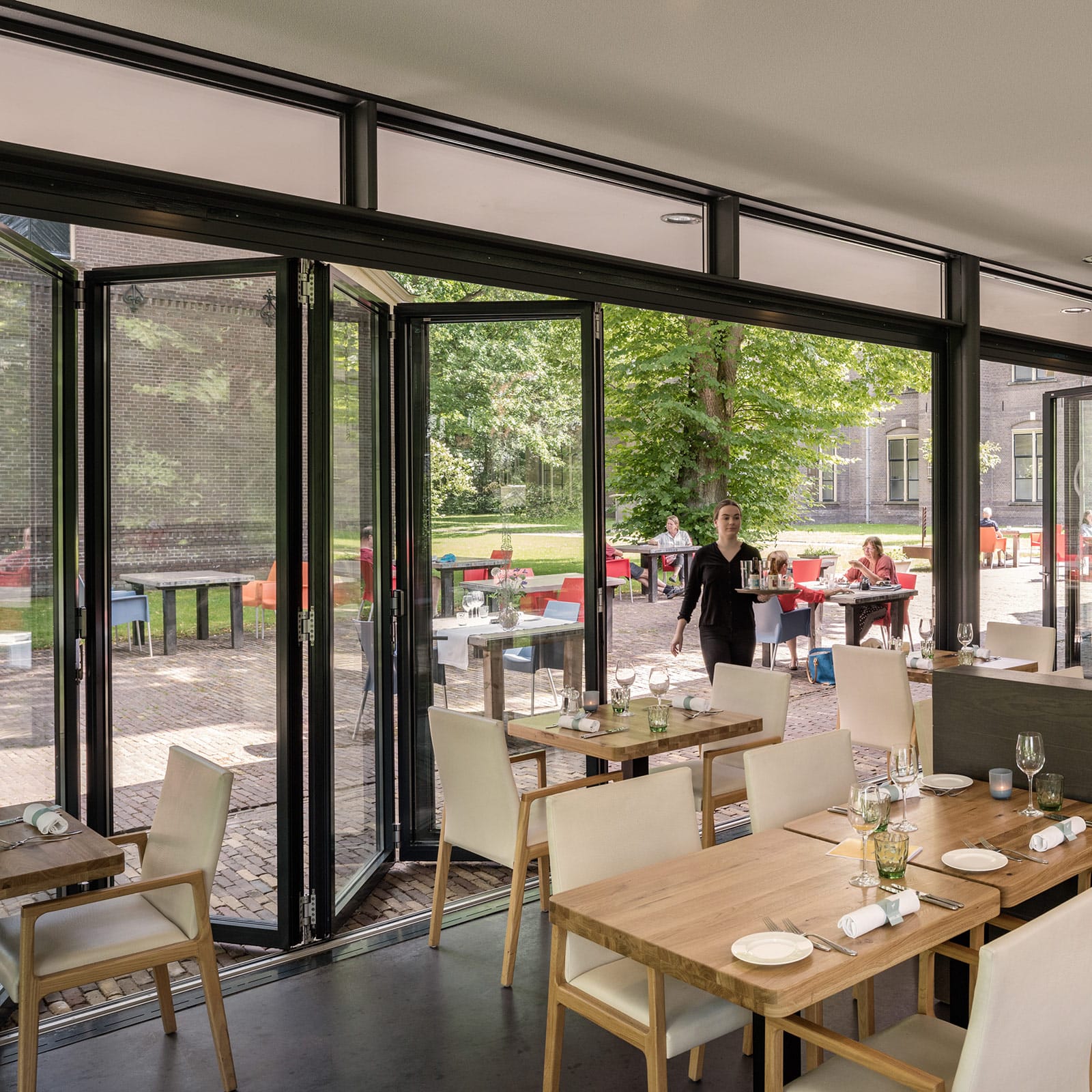 joleka-glasfaltwand-restaurant Sonderlösungen möglich: Hier eine wegfaltbare Ecke